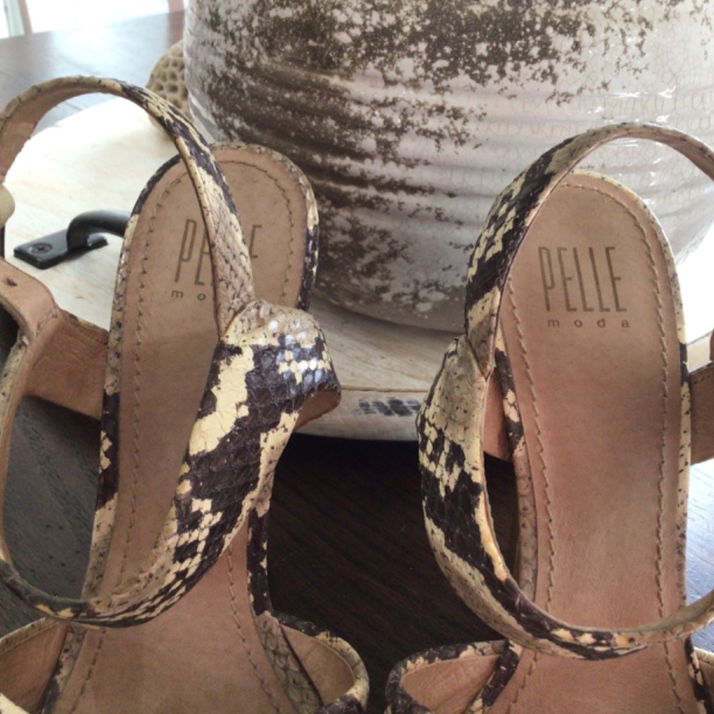 Pelle Moda faux snake skin heels. Size 8.5 M - Picture 9 of 9